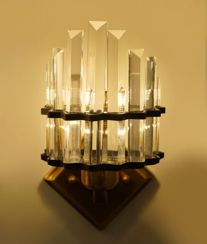 Wall light his fixture features multiple transparent crystal rods arranged in a layered fashion, creating a visually striking and luminous effect when lit with a led lamp E27.